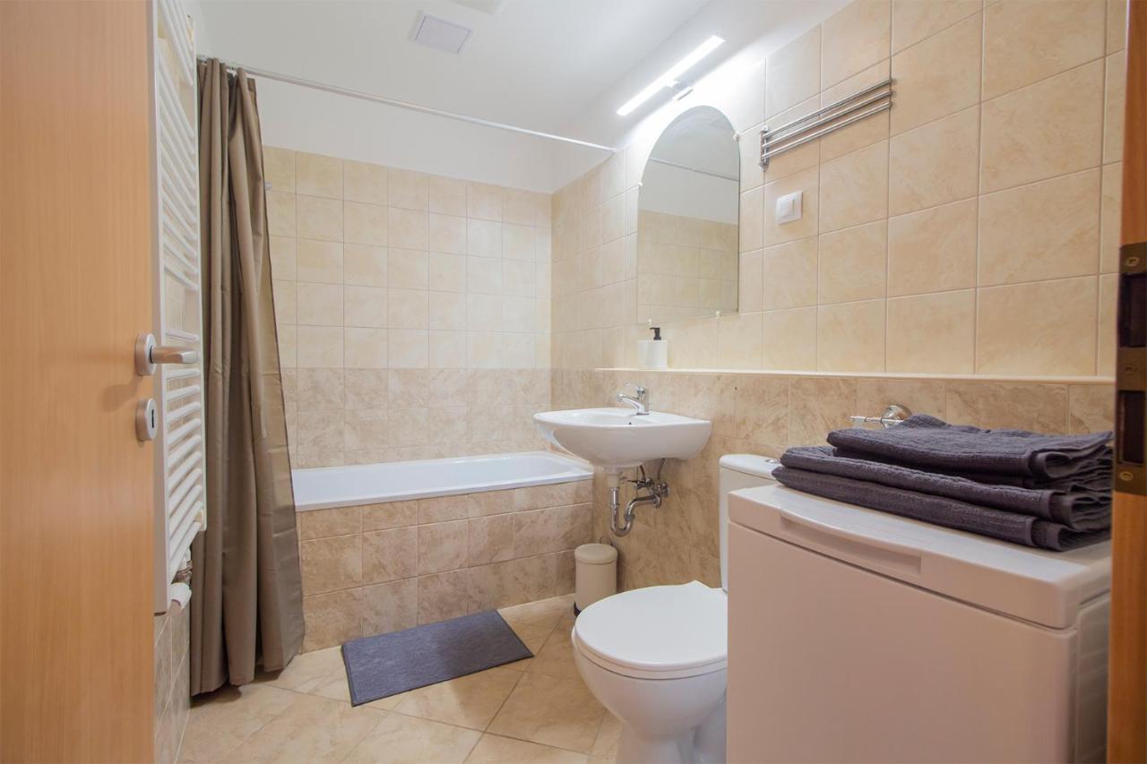 Corvin Modern Studio With Ac, Parking Leilighet Budapest Eksteriør bilde